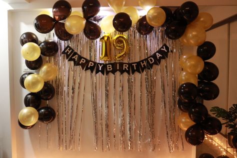 Black And Golden Decoration Party, Black Golden Theme Decoration, 19th Birthday Decoration Ideas At Home, Prom Decoration Ideas For Home Diy, Simple Black And Gold Birthday Decor, 19th Birthday Decor, Simple 40th Birthday Decorations, Black And Golden Birthday Decoration, Black And Gold Themed Birthday Party