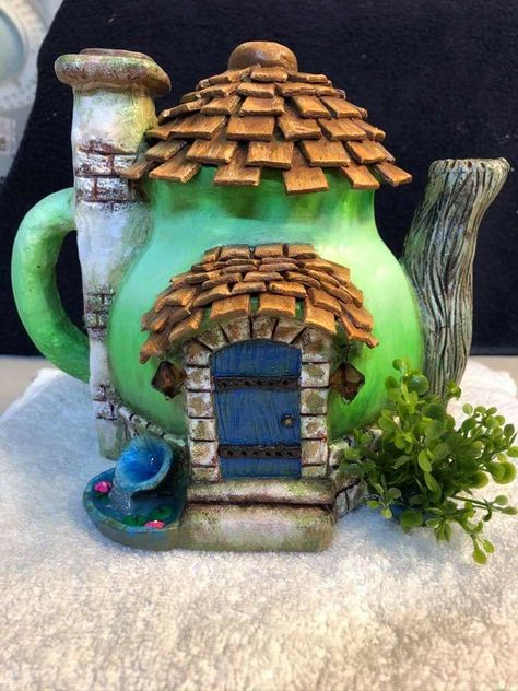 Pumpkin Fairy House, Fairy House Crafts, Clay Fairy House, Garden Houses, Fairy House Diy, Clay Fairies, Fairy Crafts, Fairy Garden Decor, Cardboard House