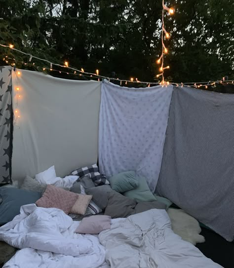 sleepover in my trampoline 🌙 Aesthetic Trampoline, Trampoline Sleepover Ideas, Sleepover Fort, Trampoline Sleepover, Teen Sleepover Ideas, Sleepover Room, Teen Sleepover, Sleepover Birthday Parties, Cute Date Ideas