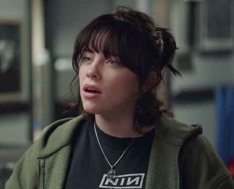 Short Hair Black, Short Brown Hair, Twitter Header Photos, Header Pictures, Header Photo, Music Artist, Snl, American Singers, Billie Eilish