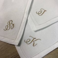 Embroidered Napkins Wedding, Napkin Embroidery, Personalised Napkins, Embroidery Napkins, Geometric Logo Design, Diy Napkins, Wedding Party Planning, Embroidered Initials, Wedding Initials