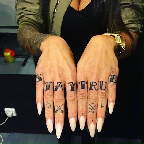 Embedded image Stay True Tattoo, Love Finger Tattoo, Skull Hand Tattoo, Knuckle Tattoos, Wicked Tattoos, Queen Tattoo, Tattoos Art, Traditional Tattoo Art, Dope Tattoos