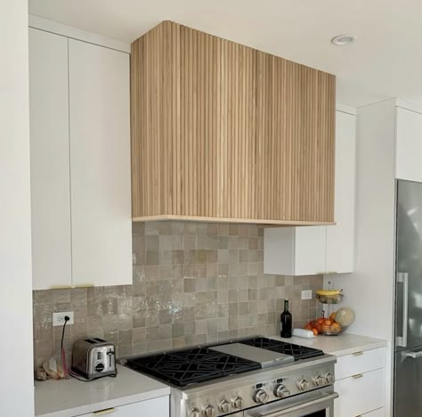 Modern Range Hood Wood, Built In Oven Range Hood, Organic Modern Range Hood, Wooden Extractor Hood, Covered Hood Kitchen, Midcentury Modern Range Hood, Modern Wood Range Hood, Minimalist Range Hood Ideas, Rounded Range Hood