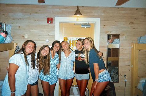 Sleepaway Camp 1983 Aesthetic, Overnight Camp Aesthetic, American Camp Aesthetic, Camp Pictures With Friends, Summer Camp Picture Ideas, Sleepaway Camp Outfits, Making Friends Aesthetic, Camp America Aesthetic, Summer Camp Aesthetic Cabin