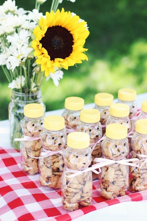 Winnie The Pooh Birthday Party, Pooh Birthday Party, Bee Birthday Party, Winnie The Pooh Themes, Pooh Birthday, Disney Baby Shower, Bee Baby Shower Theme, Bear Birthday Party, Winnie The Pooh Birthday