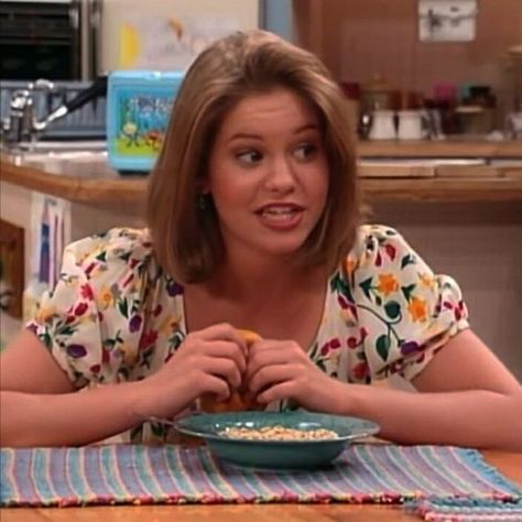 dj tanners fashion in the eighth season of full house is what i live for Dj Tanner Fuller House, Full House Dj Tanner, Dj Full House, Candace Cameron Bure Hairstyles, Candance Cameron, Dj Tanner, Light Blonde Highlights, Fuller House, Candace Cameron