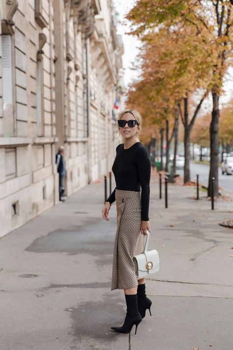 The $70 Zara Skirt Everyone is Wearing - Damsel In Dior 70s Fashion Outfits, Jacey Duprie, Summer Workout Outfits, 70s Women, Outfits To Wear, Zara Fashion, Summer Work Outfits, Zara Skirts, Womens Pencil Skirts