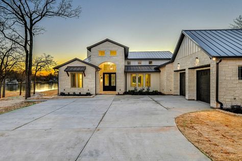 Country House Colors, Texas Hill Country House Plans, Texas Style Homes, Welcome To Texas, Country House Exterior, Country Home Exterior, House With Land, Texas Farmhouse, Hill Country Homes