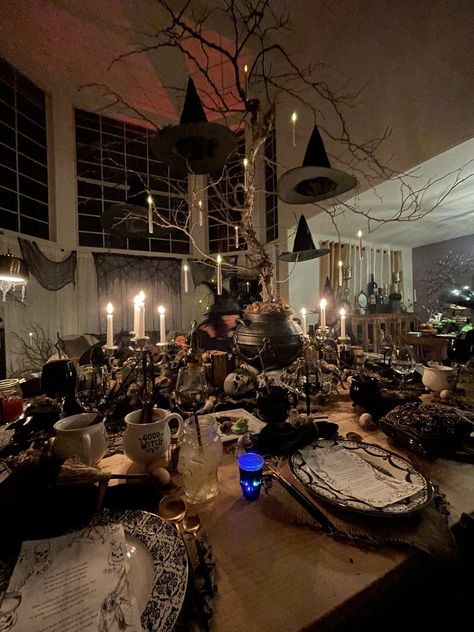 Elegant dinner for Halloween Halloween Party Decor Elegant, Halloween Adams Family Decoration, Spooky Housewarming Party, Halloween Diner Decor, Upscale Halloween Party, Halloween House Warming Party Decor, Halloween Dinner Party Decor, Backyard Halloween Party Decorations, Addams Family Halloween Party