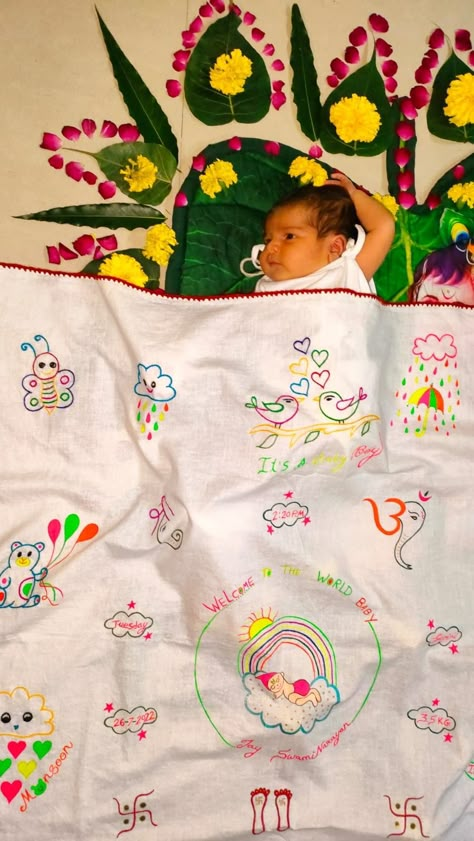 Chatthi Ceremony Clothes, Fabric Painting Baby Rumal, Godadi For Baby Design, Baby Rumal Hand Work, Baby Rumal Design, Baby Rumal, Baby Crafts Diy, Kutch Work Designs, Baby Art Projects