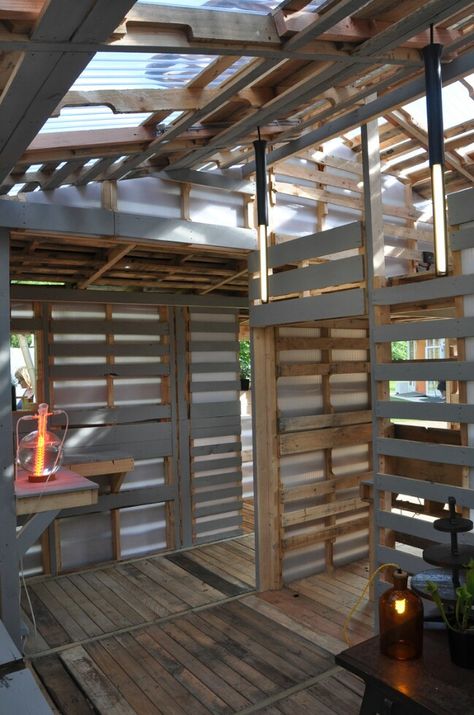 From Recycled Wood Pallets to Tiny Houses - Genius Homeless/Refugee Shelter Solution {Ikea Style Plans} - Architect Susan Wines was out for a walk one day when she tripped over a pile of discarded pallets. For some time now, Wines and fellow architect, Azin Valy, had been working together to build the perfect refugee housing using recycled materials. Until now, every material they tried had failed their tests. Then came the humble pallet. Pallet House Plans, Pallet Cabin, Home Shelter, Pallet Barn, Pallet Building, Recycled House, Wooden Ideas, Building Things, Pallet Shed