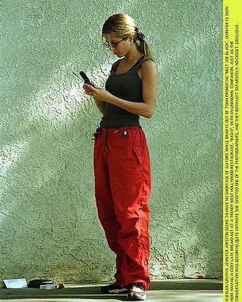 90s Makeup Tutorial, Jennifer Aniston 90s, Jennifer Anniston Style, Nike Rift, Nike Air Rift, Big Pants, 90s Makeup, Jen Aniston, Outfit 90s