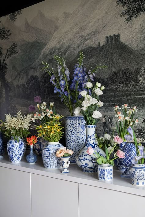 Blue White Vase Flowers, Blue China Vase With Flowers, Blue And White Pottery Decor, Blue And White Vases With Flowers, Flower In Vases, Blue Vase With Flowers, Chinoiserie Vases, Blue And White Vases, Blue White Pottery