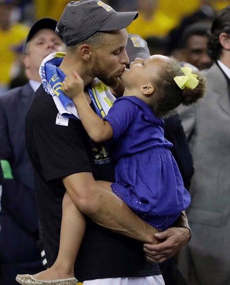 Ayesha And Steph Curry, Stephen Curry Family, The Curry Family, Seth Curry, Stephen Curry Wallpaper, Stephen Curry Basketball, Curry Nba, Stephen Curry Pictures, Curry Warriors