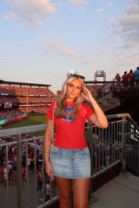 #phillies #philliesoutfit #baseball #baseballoutfit #baseballgamepics #baseballgame #philliesgameoutfit Baseball Date Outfit, Baseball Top Outfit, Phillies Game Outfit, Baseball Gf, Baseball Game Outfit Women, Baseball Game Outfit, Tailgate Outfits, Phillies Game, Sorority Party