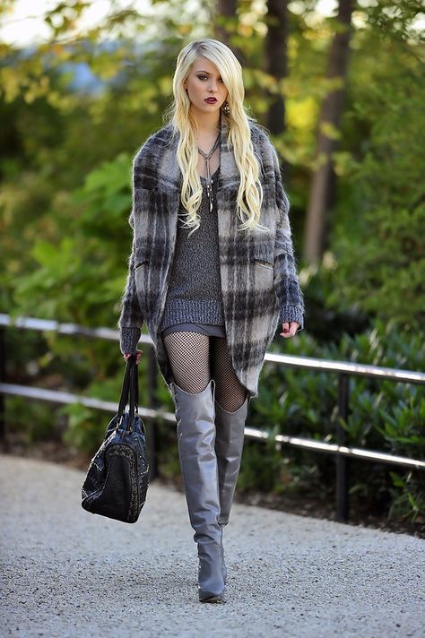 Jenny Humphrey Style, Vanessa Abrams, Taylor Momsen Style, Taylor Momson, Estilo Gossip Girl, Fishnet Outfit, Jenny Humphrey, Celebrity Style Guide, Nate Archibald