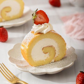 Asian Baked Goods, Japanese Dessert Aesthetic, Japanese Cake Roll, Chinese Roll, Japanese Patisserie, Cream Roll Cake, Japanese Roll Cake, Roll Cake Recipe, Japanese Pastries