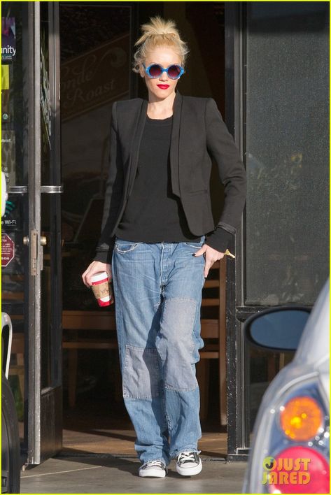 Gwen Stefani. *Baggy Jeans at Starbucks* Oh yeah! Un blazer bien ajusté sur un baggy, à mon humble avis, juste idéal. J'adore et m'en inspire! Baggy Jeans Outfit Over 40, Casual Baggy Jeans Outfit, What To Wear With Baggy Jeans, Gwen Stefani Outfits, Jeans Baggy Outfit, New Jeans Trend, How To Style Baggy Jeans, Outfits With Baggy Jeans, Baggy Jeans For Women