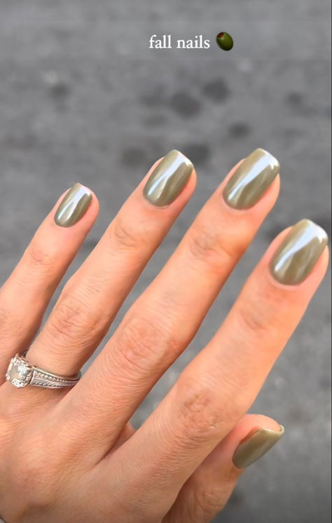 Manicure Without Nail Polish, Shorter Nails Ideas, Positano Nails, Olive Green Gel Nails, Chrome Gel Nails Ideas, Green Nails 2024, Gray French Nails, January Nail Inspo 2024, Nails September 2024