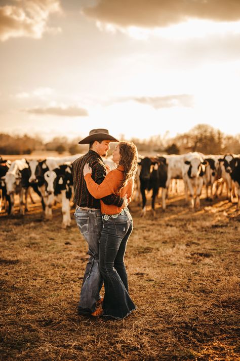 Couple Horse Photography, Josh Abbott Band, Red Dirt Country, Western Couple Photoshoot, Western Engagement Photos, Couple Photography Winter, Country Couple Pictures, Country Engagement Pictures, Fall Photo Shoot Outfits