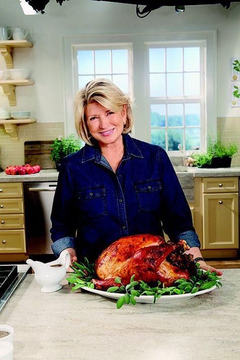 Turkey 101: Martha Stewart's Reliable Turkey and Giblet Gravy Recipe Buttered Onions, Martha Stewart Thanksgiving Recipes, Martha Stewart Turkey Recipe, Martha Stewart Thanksgiving, Comfort Chicken, Thanksgiving Turkey Recipe, Perfect Roast Turkey, Giblet Gravy, Thanksgiving Gravy