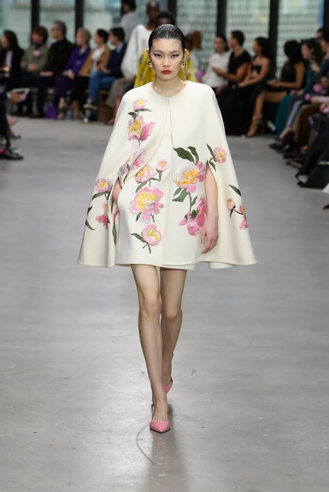 Carolina Herrera Fall 2024 Ready-to-Wear Runway, Fashion Show & Collection Review [PHOTOS] Caroline Herrera, Fall Ready To Wear, I Can Buy Myself Flowers, Buy Myself Flowers, New York Outfit, Fashion Formal, What Women Want, Catwalk Fashion, Show Collection