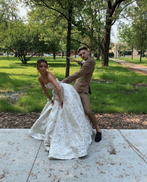 Funny Couple Poses For Prom, White Prom Dress Couple Pictures, White Prom Looks, Prom Pics Aesthetic Couple, Prom Pics With Boyfriend, Prom Poses With Boyfriend, Prom Picture Poses For Couples Funny, Prom Couples Poses, Couple Poses For Prom