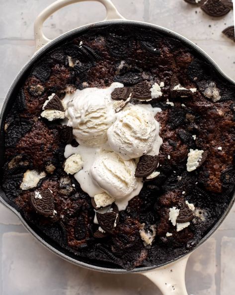 This oreo chocolate cobbler is a chocoholic’s dream! This gooey skillet cake has a fudgy batter-like base with a fluffy cake and crushed oreos on top. Serve hot with vanilla ice cream! Oreo Cobbler, Gooey Chocolate Cake, Oreo Bars, Chocolate Cobbler, Skillet Cake, Gooey Chocolate Chip Cookies, Fluffy Cake, Oreo Chocolate, Comfort Desserts