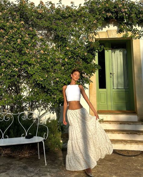 Italian Summer Fashion Aesthetic, Mexico City Outfit Ideas Summer, Long Skirt Poses Photo Ideas, Cabo Picture Ideas, Mediterranean Style Outfit, Spain Style Outfits, Flamboyant Natural Style, December Pics, Mediterranean Women