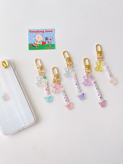 Initial Phone Case, Initial Keychain, Bead Charms Diy, Keychain Charm, Beads Bracelet Design, Handmade Jewelry Tutorials, Kraf Diy, Keychain Set, Gold Earrings Designs