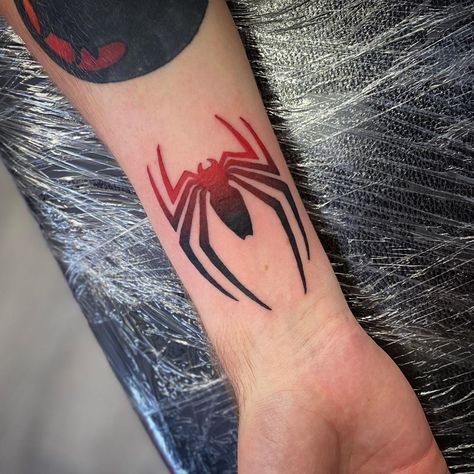 Spiderman And Venom Tattoo, Cool Spider Man Tattoos, Spiderman Wrist Tattoo, Spider Man Symbol Tattoo, Spider Man Spider Tattoo, Spiderman Symbol Tattoo, Spiderman Hand Tattoo, Spiderman Tattoo For Women, Spiderman Spider Tattoo