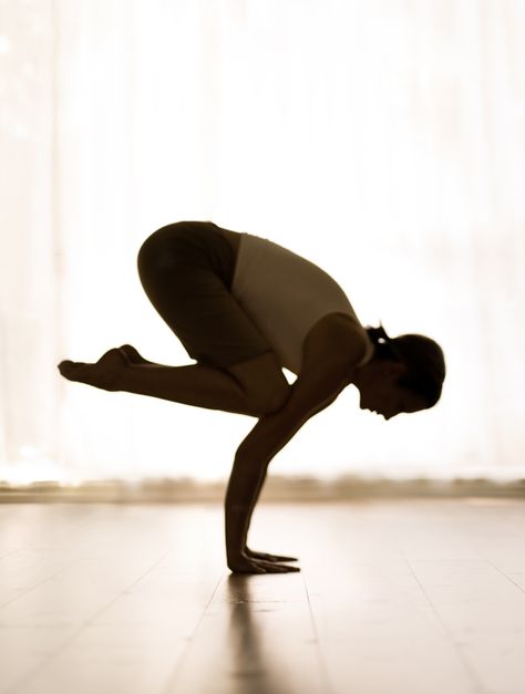 New research puts yoga on the same benefits level as cycling or brisk walking Yoga Crow Pose, Yoga Health Benefits, Corporate Yoga, Sunday Blues, Om Meditation, Meditation For Health, Health Fitness Food, Brisk Walking, Crow Pose