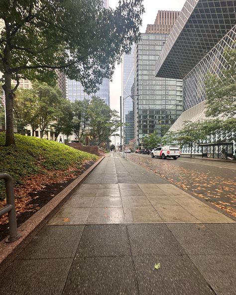 #citylife #seattle #seattleaesthetic #fall #rainyday #downtown #architecture #rainaesthetic #photography #traveling Seattle Rainy Day, In The City Aesthetic, The City Aesthetic, Downtown Architecture, Rainy Day In The City, Photography Traveling, Downtown Seattle, City Aesthetic, City Life