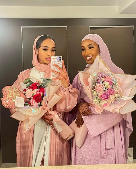 Hijabi With Flowers, Modest Birthday Outfit, Muslim Friends, Modest Outfits Muslim, Outfits Muslim, Stile Hijab, Mode Turban, Birthday Fits, Modest Fashion Hijab