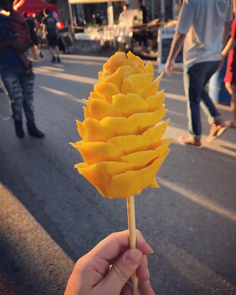 [I ate] a mango flower on a stick Buah Mangga Aesthetic, Mango Aesthetic, Mexican Mango, Fruit Tables, Salsa Mango, Mango Smoothie Recipe, Smoothie Mango, Mango Flower, Stick Food