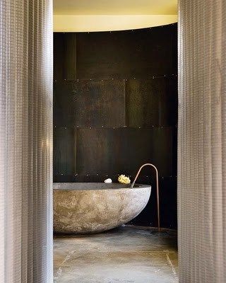 Awesome tub & metal wall Round Tub, Stone Tub, Modern Bathtub, Stone Bathtub, Bathtub Design, Dream Bathroom, Bathtubs, Bath Tub, Residential Interior