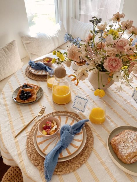 a very floral mother's day brunch - almost makes perfect Breakfast Table Ideas Brunch Party, Mothers Day Brunch Aesthetic, Mother’s Day Brunch Table Decorations, Breakfast Brunch Mother’s Day, Mother’s Day Brunch Theme, Mother's Day Brunch Menu, Mother’s Day Friends Brunch, Breakfast Brunch Party, Brunch Tablescape