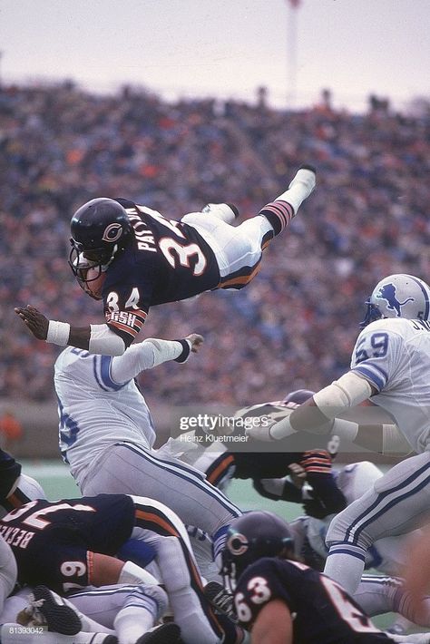 News Photo : Chicago Bears Walter Payton in action, scoring TD... Chicago Bears Football, Nfl Football Players, Walter Payton, Bears Football, Vince Lombardi, Chicago Sports, Nfl History, Sports Hero, The Windy City