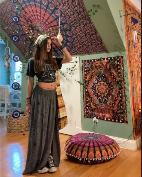 Hippie Fits, Grunge Hippie, Hippie Lifestyle, Hippy Room, Hippie Aesthetic, Estilo Hippy, Mode Hippie, Earthy Outfits, Estilo Hippie