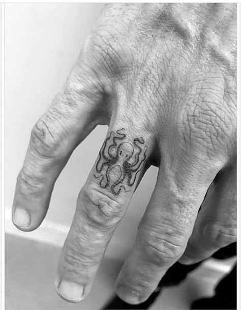 Small Octopus Tattoo, Tattoos On Hand, Title Designs, Herren Hand Tattoos, Kraken Tattoo, Squid Tattoo, Tatuagem Masculina Pequena, Catrina Tattoo, Octopus Tattoo Design