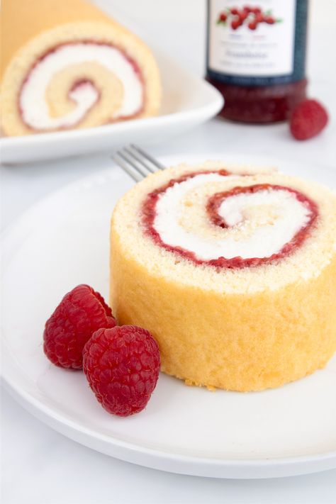 The Perfect Jelly Roll Cake (Gâteau Roulé) | Big Kitchen Dreams Red Velvet Jelly Roll Cake, Raspberry Jelly Roll Recipe, Cake With Jam Filling, Raspberry Cake Roll, Raspberry Zinger Cake, Jelly Roll Recipe, Jelly Rolls Recipe, Rolled Cake, Whipped Cream Filling