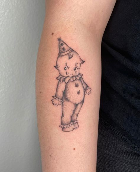 Porcelain Doll Tattoo Ideas, Baby Clown Tattoo, Clown Kewpie Tattoo, Cute Clown Tattoo Ideas, Kewpie Shirt, Kewpie Clown Tattoo, Kewpie Clown, Clown Kewpie, Clown Tattoo Simple