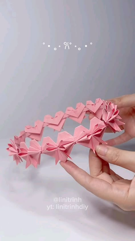 Bow Origami, Hadiah Diy, Kraf Kertas, Crown Pink, Paper Crown, Book Crafts Diy, Paper Craft Videos, Instruções Origami, Diy Crafts Paper