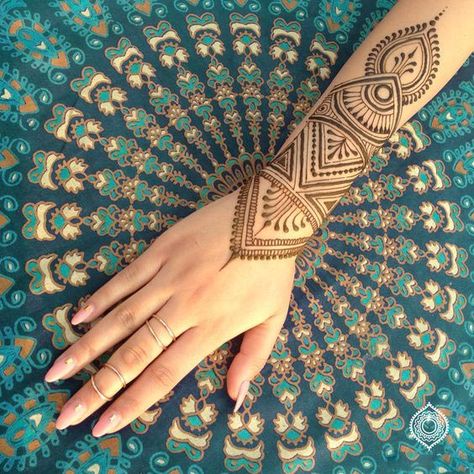 Top 10 Henna Wrist Cuff Designs To get Try On Any Occasion Henna Wrist, Henna Sleeve, Henne Tattoo, Wrist Henna, Henna Drawings, Henna Mandala, Henna Tattoo Hand, Henna Style, Henna Tattoo Designs Simple