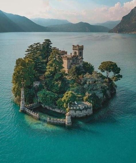 Lake Iseo, Gothic Castle, Small Cottages, Discovery 3, New Fantasy, Today In History, Beautiful Castles, Historical Place, Ancient Architecture