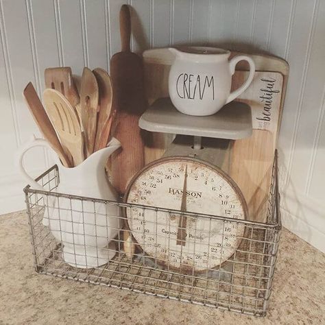 A basket with old scale | Inspiring Farmhouse Kitchen Design & Decor Ideas Basket Vignettes, Kitchen Open Concept, Ranch Kitchen, Vibeke Design, Smart Tiles, Kitchen Design Decor, Farmhouse Ideas, Wire Basket, Country Crafts