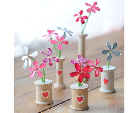 flowers made from wire and nail polish amanda kingloff - vases from recycled spools Nail Polish Crafts Diy, Polish Flowers, Nail Polish Flowers, Nail Polish Jewelry, Kids Nail Polish, Spool Crafts, Nail Polish Crafts, Tout Rose, Diy Nail Polish