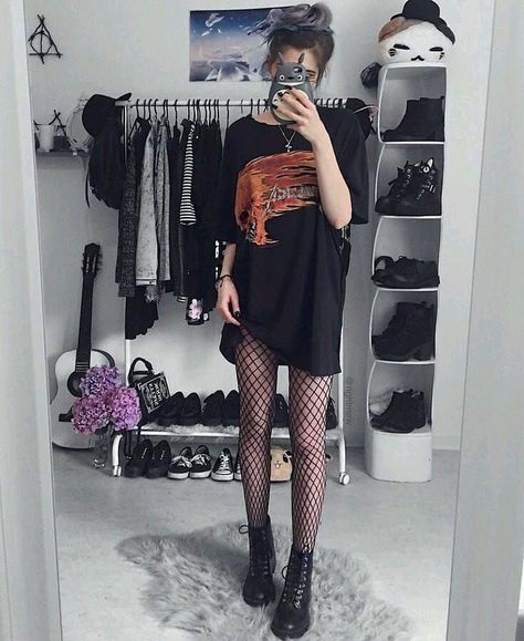 Cute Punk Outfits, Fish Net Tights Outfit, Goth Outfit, Trendy Swimwear, Hipster Outfits, Fishnet Tights, Punk Outfits, Looks Black, Tights Outfit