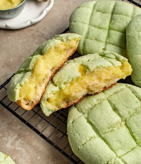 Japanese Honeydew Bread - Cherry on my Sundae Melon Pan, Melon Bread, Bread Toppings, Japanese Bread, Sugar Dough, Japanese Dessert, Asian Desserts, Honeydew, Cute Food