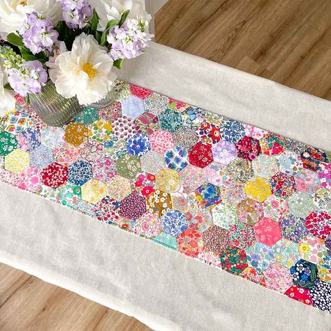 Dawn from the studio has been very busy doing lots of EPP to make this lovely rainbow Liberty table runner. What a great way to showcase all of your favourite fabrics and use up all of your fabric scraps too! Hexi Table Runner, Hexagon Table Runner, Jean Quilt, Scrap Fabric Projects, English Paper Piecing Quilts, Hexagon Quilt, Paper Piecing Patterns, Quilted Table Runners, Paper Piecing Quilts